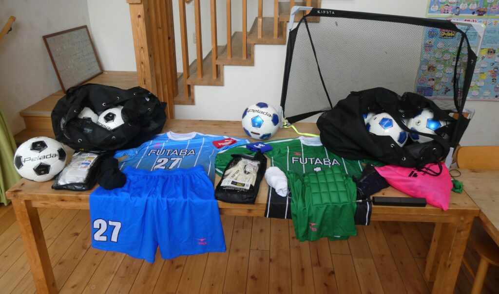 サッカー大会で使用するユニフォームとサッカー用品の購入費用